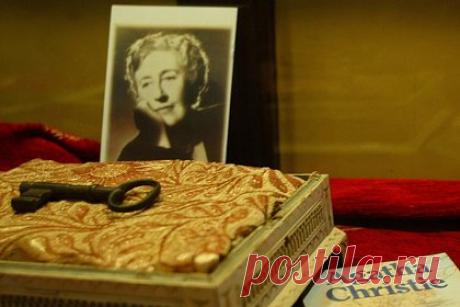 Из книг Агаты Кристи убрали оскорбительные отрывки. Произведения английской писательницы Агаты Кристи отредактировали, убрав из текстов отрывки, которые могут задеть чувства тех или иных читателей, пишет Telegraph. В частности, из романа «Карибская тайна» редакторы убрали отрывок, где персонаж ночью не увидел в кустах чернокожую девушку.