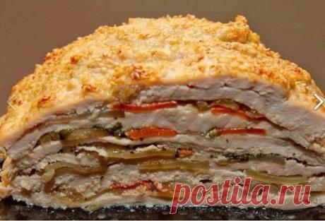 КУРИЦА "УДИВИ ГОСТЕЙ". Вкуснейшее и оригинальнjое блюдо - готовится из простых продуктов, а выглядит - как деликатес из шикарного ресторана. Можно делать порционно - одна куриная грудка на порцию, но мне кажется, что вкуснее и сочнее получается, когда всё готовится одним большим слоёным куском. 
Ингредиенты (порция, примерно, на двоих): Грудка куриная филе - 500 г, 
Морковь средняя - 2 шт, 
Лук репка средний - 1 шт, 
Картофель не очень крупный - 2-3 шт, 
Масло раст., Яйцо ...