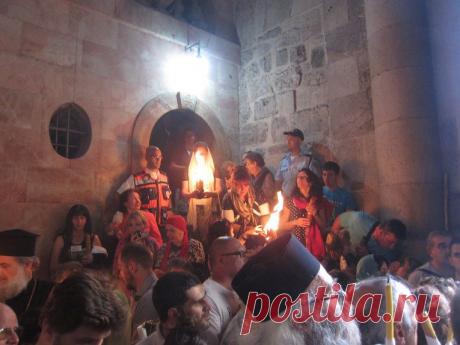 Благодатный огонь сошел в храме Гроба Господня в Иерусалиме | РИА Новости