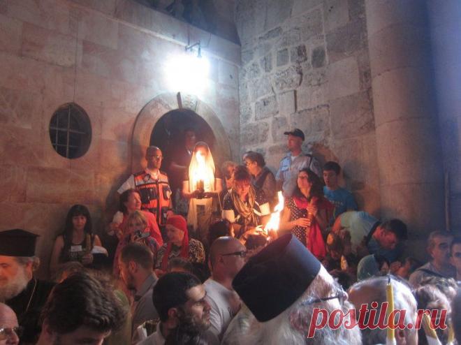 Благодатный огонь сошел в храме Гроба Господня в Иерусалиме | РИА Новости