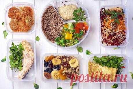 Dieta bezglutenowa - propozycja jadłospisu na tydzień Skomponowanie jadłospisu diety bezglutenowej na 7 dni nie jest wcale takie trudne. Aby samemu ułożyć rozkład posiłków w ciągu dnia na cały tydzień, należy znać podstawowe zasady diety bezglutenowej i wiedzieć, które produkty są dozwolone, a które nie. Dodatkowo warto nauczyć się komponowania zbilansowanych dań, tak aby każdy posiłek był w odpowiednim stopniu bogaty w białko, węglowodany czy zdrowe tłuszcze. Dzięki temu ...