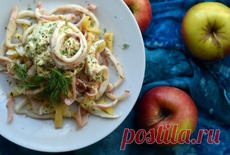 Теплый салат с кальмарами и яблоком