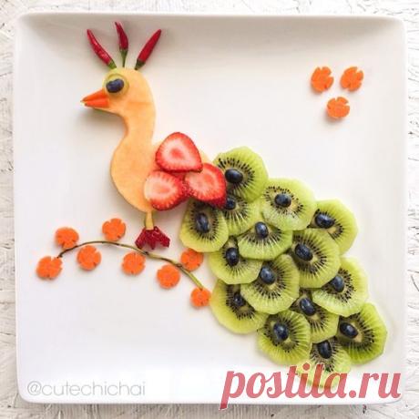 Украшение блюд. Павлин из фруктов.
