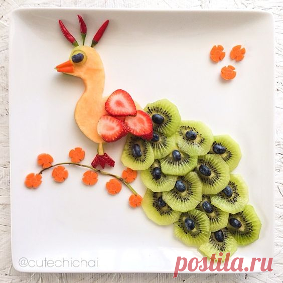Украшение блюд. Павлин из фруктов.