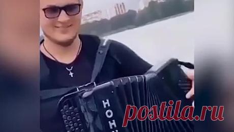 Мужчина очень красиво исполняет хиты! Настоящий талант)