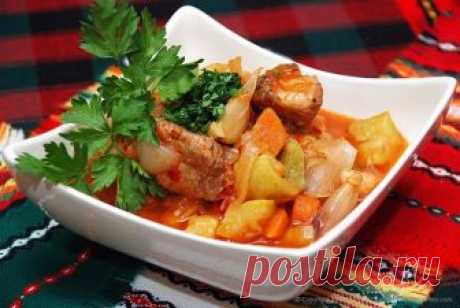 АРОМАТНОЕ РАГУ 

Ингредиенты:

● Мясо-500 гр (можно и на кости)
● Картофель-300 гр
● Лук-1 большая
● Чеснок-5 зубчиков
● Морковь-100гр
● Спаржевая фасоль-100 гр
● Айва-100 гр
● Цветная капуста-100 гр
● Перец сладкий-100 гр
● Корень петрушки и сельдерея-50 гр
● Помидоры измельченные-150 гр
● Соль,перец по вкусу

Приготовление:

1. Берем казанок и все продукты кладем слоями.
2. Каждый слой посолить и поперчить.
3. Залить протертыми помидорами.
4. Накрыть плотно крышкой, можн...