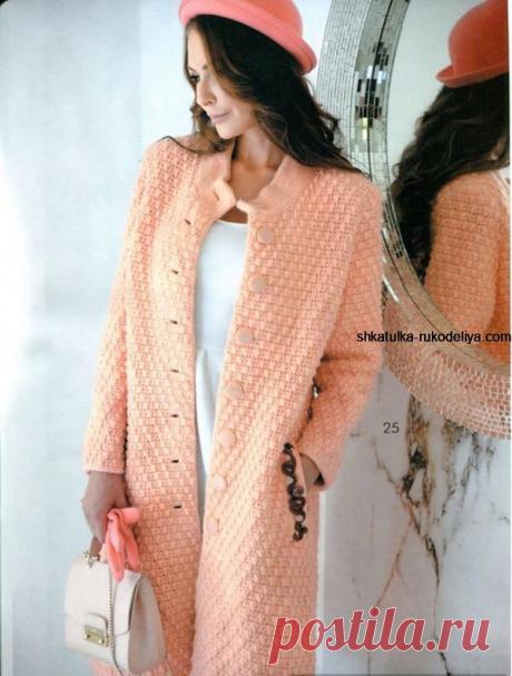 Пальто для модниц Пальто для модниц крючком. Классическое женское пальто из рельефных столбиков