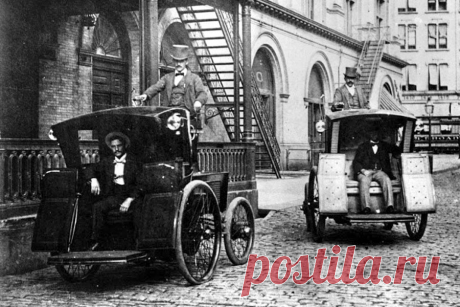 Электрическое такси в Нью-Йорке более ста лет назад.

В самом начале 20-го века компания Electric Vehicle Co. владела парком состоящим из 2 000 электромобилей, электрогрузовиков и электроавтобусов, а их фабрика в Коннектикуте была крупнейшей по производству электрических машин в мире.