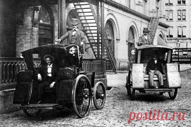 Электрическое такси в Нью-Йорке более ста лет назад.

В самом начале 20-го века компания Electric Vehicle Co. владела парком состоящим из 2 000 электромобилей, электрогрузовиков и электроавтобусов, а их фабрика в Коннектикуте была крупнейшей по производству электрических машин в мире.