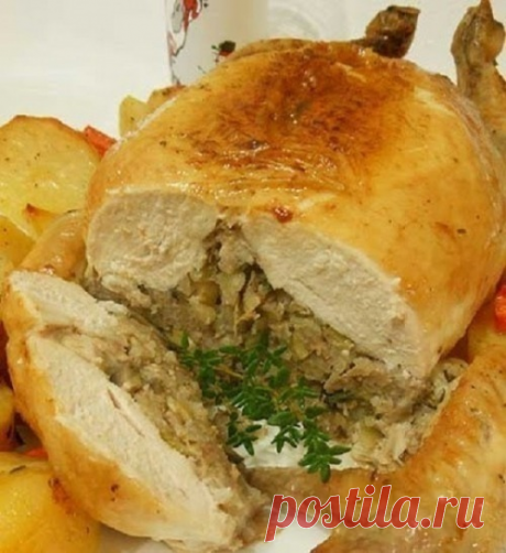 Праздничная фаршированная грибами с рисом курица без костей