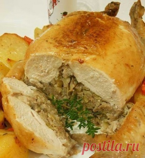 Праздничная фаршированная грибами с рисом курица без костей