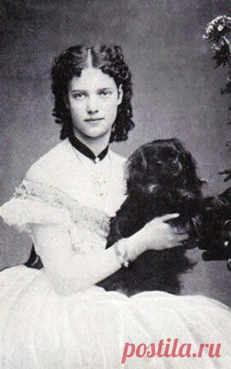 Princess Dagmar of Denmark.....the future Empress Marie Feodorovna of Russia and mother to Tsar Nicolas II.  |  Pinterest • Всемирный каталог идей