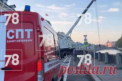 Porsche пробил ограждение и вылетел в Фонтанку в центре Санкт-Петербурга
