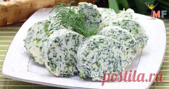 Смешав кефир со сметаной, через два дня Вы получите божественную закуску!
Сливочный домашний сыр
Что может быть вкуснее приготовленной с любовью домашней еды!
Сыр можно подать в качестве закуски, добавить в салат или намазать утром на тост.
Ингредиенты
Сметана 500 мл
Кефир 500 мл
Укроп 1 пуч.
Соль 1 ч. л
Приготовление
Сложите марлю в 6 раз. Застелите марлей дуршлаг.
Смешайте кефир, сметану, добавьте соль и вылейте массу в подготовленную посуду. Накройте и поставьте под гнет, отправьте в хо