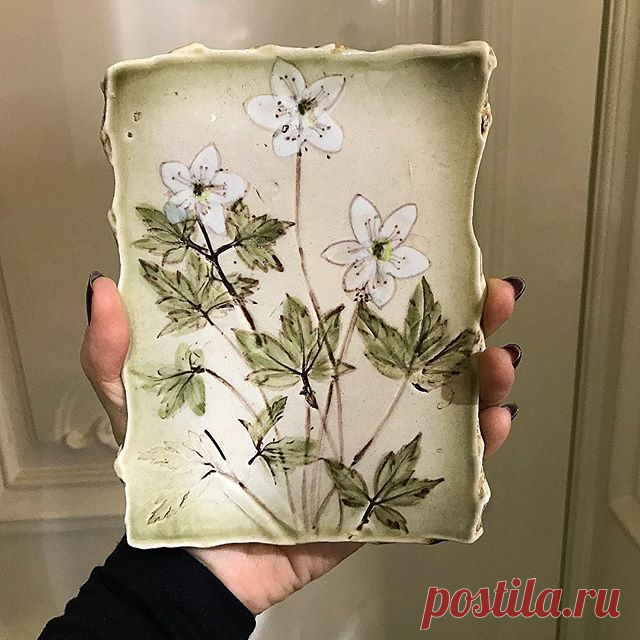 Plate for desert. Пирожница. #ольгаугринович #пирожница #olgaugrinovich #plate #herbaruim #like4like #длядома #длякухни #посударучнойработы #посударучнойлепки #посуданазаказ #фарфор #хэндмэйд #handpainted #handmade