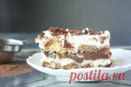 Торт "Тирамису"

Ингредиенты: 
Бисквитное печенье савоярди — 400 г 
Сливочный творожный крем-сыр (Маскаропоне, Альметте, Виолетте) — 600 г 
Сливки 33–35% — 250 мл 
Сахарная пудра — 150 г 
Растворимый горячий шоколад (порошок) — 1 ст. л. (опционально) 
Тёмный шоколад — 50 г 
Шоколадный ликёр (можно заменить на сливочный или на коньяк) — 3 ст. л. 
Кофе эспрессо — 200 мл 
Ванильный экстракт — 2 ст. л. 
тёртый шоколад 
Форма для торта — 30*40 см высотой 5 см 



Приготовление:...