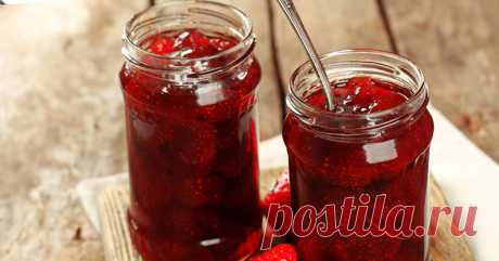 Варенье из клубники с целыми ягодами и бананом
