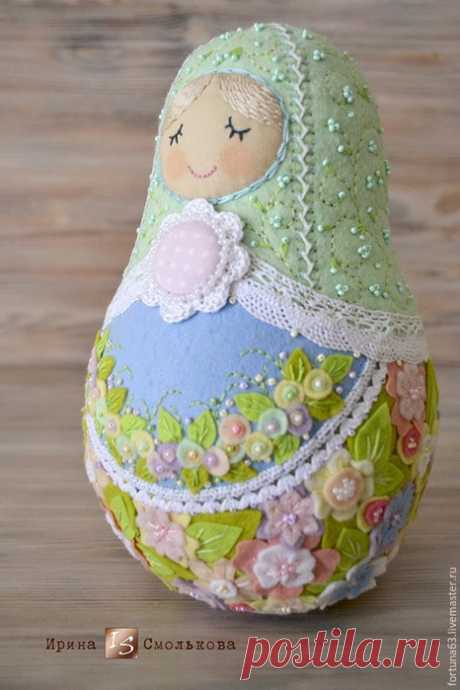 Нежная весенняя матрешка.