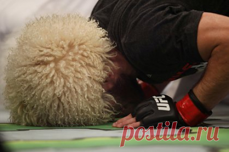 Брат Нурмагомедова прокомментировал его решение покинуть MMA. Российский боец смешанного стиля (MMA) Умар Нурмагомедов прокомментировал решение своего двоюродного брата Хабиба Нурмагомедова покинуть MMA. «Я не думаю, что он сможет остановиться, он все еще будет контролировать меня и моего брата [Усмана Нурмагомедова], некоторых других парней», — сказал он.