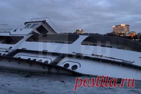 В Москве-реке затонул теплоход. В Москве-реке в районе Южного грузового порта частично затонул теплоход «Агитатор». Под воду погрузилась левая часть борта. Судно находится под наблюдением сотрудников МЧС. «Агитатор» планируют поднять на поверхность, чтобы он не затонул полностью. Его вывели из эксплуатации в 2020 году и продали.