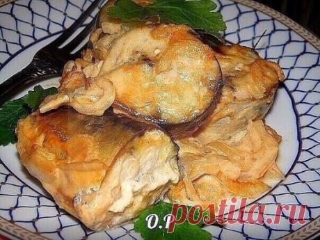 Скумбрия в горчичном соусе
Я очень люблю скумбрию и готовлю её по разным рецептам. В этот раз запекла рыбку в горчичном соусе, она получилась очень вкусной, сочной и не сухой, а просто тающей во рту. Готовится очень легко и очень быстро. Попробуйте приготовить и Вы не разочаруетесь. Итак, приступим.
Для приготовления скумбрии, запечённой в горчичном соусе, понадобится:
скумбрия - 2 рыбки;
репчатый лук - 1 шт.;
майонез - 2 ст. л.;
соевый соус - 3 ст. л.;
горчица - 2 ст. л.;
зелень для по