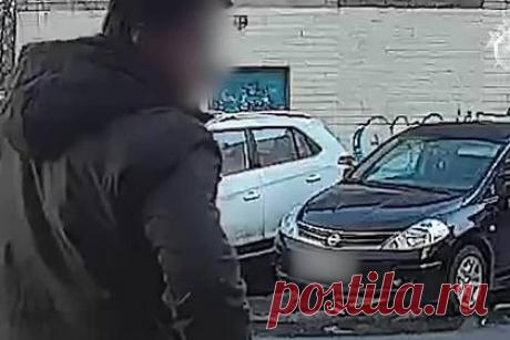 Обливший двух россиян кислотой неизвестный попал на видео. В подмосковном Домодедово камера наблюдения зафиксировала, как неизвестный облил серной кислотой двух россиян у подъезда. Сзади к молодым людям подошел мужчина. Увидев его, девушка бросилась убегать, а молодой человек преградил нападавшему путь. Неизвестный плеснул серной кислотой в него, а затем и в девушку.