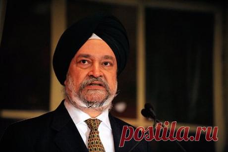 Крупнейший покупатель российской нефти заявил о доминировании доллара в расчетах. Доллар остается доминирующей валютой в торговле нефтью, несмотря на желание ряда стран перейти на расчеты в национальных валютах, заявил министр нефти и газа Индии Хардип Сингх Пури. Он отметил, что несмотря на иногда проводимые в юанях, рублях или рупиях сделки, до дедолларизации все еще далеко.