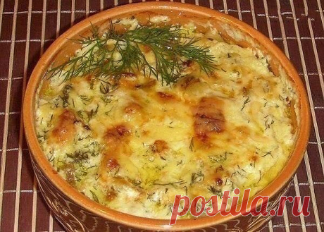 Картошка с курицей и грибами под соусом в глиняных горшочках.