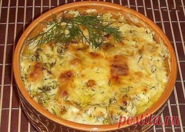 Картошка с курицей и грибами под соусом в глиняных горшочках.