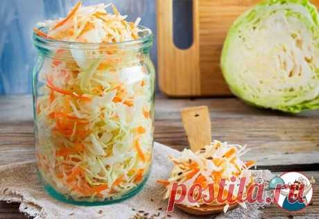 Самая простая и вкусная квашеная капуста.

Надо взять:
капуста белокочанная (небольшой) — 1 вилок
морковь (крупные) — 2 шт.
вода — 2 л
соль — 3 ст. л.
сахар — 2 ст. л.
специи (по вкусу)

Приготовление:
Нарезаем капусту - как любите. Очень тонко и мелко или покрупнее.
Натираем на крупной тёрке морковь.
Всё перемешиваем, перетираем руками и утромбовываем, складываем в стеклянную банку. Банку ставим в глубокую миску.
Заливаем остывшим рассолом - кипятим 2 л. воды с 3 ст. л. с...