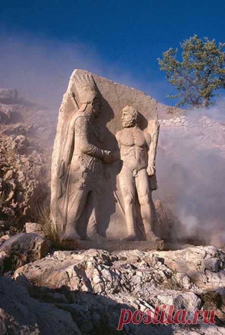 Անտիոքոս Երվանդունի |King of Antiochus I of Ervandouni
Antiochus I- ը (Կոմմագենի թագավորը, մոտ 60 տարի մ.թ.աBC)ավելի բարձրացավ լեռը, կառուցելով 50 մետրանոց բարձր հուշարձան, գերեզմանի համար եւ զարդարված տարածքը աստվածմերի արձաններով:
Armenian Pantheon of Gods, Antiochus I Theos of Commagene shaking hands with Vahagn (an Armenian deity identified as Heracles), Nemrut Mount,Historical Armenia.
Армянский Пантеон Богов, Антиох I Теоса Комгагена, рукопожавшего Ваагну (армянскому божеству,