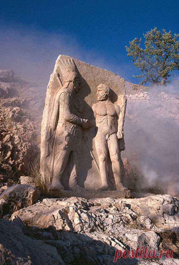 Անտիոքոս Երվանդունի |King of Antiochus I of Ervandouni
Antiochus I- ը (Կոմմագենի թագավորը, մոտ 60 տարի մ.թ.աBC)ավելի բարձրացավ լեռը, կառուցելով 50 մետրանոց բարձր հուշարձան, գերեզմանի համար եւ զարդարված տարածքը աստվածմերի արձաններով:
Armenian Pantheon of Gods, Antiochus I Theos of Commagene shaking hands with Vahagn (an Armenian deity identified as Heracles), Nemrut Mount,Historical Armenia.
Армянский Пантеон Богов, Антиох I Теоса Комгагена, рукопожавшего Ваагну (армянскому божеству,