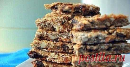 Постные печеньки с яблоком и грецким орехом - перекус с пользой!
Ингредиенты:
• 2 больших яблока, натереть
• 1,5 стакана овсяных хлопьев
• 1/4 стакана овсяной муки (измельчить хлопья) 
• 1/4 стакана свежевыжатого яблочного сока 
• 1/2 стакана крупно нарубленных грецких орехов 
• 2/3 стакана крупно нарезанных фиников 
• 1/2 ч. л. корицы 
Приготовление:
Нагрейте духовку до 180 С. Возьмите форму 20х20 см, накройте пергаментной бумагой. Смешайте все ингредиенты в миске. Дайте настояться 15 минут,