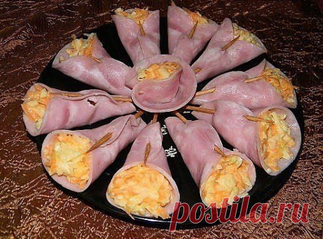 Праздничная закуска «Колокольчики»


На праздничном столе смотрится эффектно, съедается быстро!

Ингредиенты:

- 100 гр вареной колбасы или ветчины
- 50 гр сыра (можно вместо сыра использовать подсоленный жирный творог)
- 1-2 морковки
- зубчик чеснока
- любимый майонез