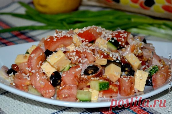 Салат овощной с курицей и кунжутом