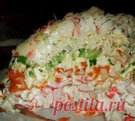 Салатик морской Салатик морской, слои перечислены сверху вниз.  Ингредиенты:  ●1 слой-крабовое мясо,  ●2 слой- сыр (на тёрке),  ●3 слой-огурец,  ●4 слой-яйцо,  ●5 слой-морковь,  ●6 слой-сыр, Приготовление: В обратном порядке уложить всё в форму (любую) предварительно в неё положить пищ. плёнку. Пусть полежит он часа 2. Перевернуть его, освободить от плёнки, обмазать и украсить икрой.