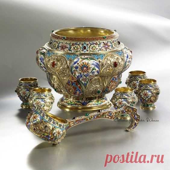 Период конца 19-го  -  начало 20-го  века был эпохой  расцвета искусства русских эмальеров. Эти изделия до сих пор имеют колоссальный успех на всех аукционах ведущих фирм мира.  Они узнаваемы с первого взгляда благодаря своему характерному русскому стилю, который в тот период также переживал подъем.