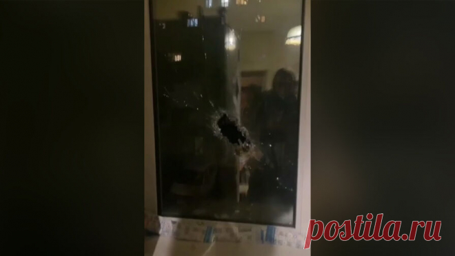 Во Владивостоке пущенная с улицы петарда пробила стеклопакет и подожгла шторы. Во Владивостоке от неудачно пущенной петарды едва не случился пожар в квартире. Об этом сообщает Telegram-канал ННовый Владивосток. В публикации говорится, что инцидент произошел на улице Надибаидзе. В квартиру, пробив дыру в стеклопакете ...