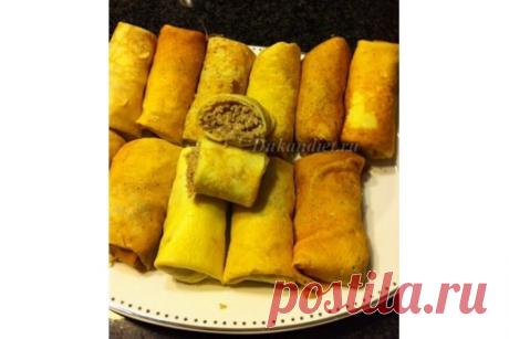 Блинчики с мясом и жареным луком
4 яйца.
75 г молока 0%, в молоко кладем 2 ст. ложки крахмала и мешаем. Вливаем крахмал в яйца.
3 ст. ложки йогурта 0%,
1 ч. ложка разрыхлителя.
Все хорошо перемешать.
4 ст. ложки сухого молока.
Отдельно:
2 ст. ложки овсяных отрубей заварите в кипятке и мешайте дo однородной консистенции (по желанию отруби, блины и без отрубей получаются вкусными).
Добавьте отруби в блинную массу, при выпекании блинов все время мешайте массу.