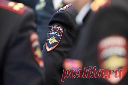 Полицейского уволили за слив видео с порезавшим горло выпускнице в Волгограде. Участкового поселка Иловля Волгоградской области уволили со службы за слив в СМИ видео с допросом выпускника, который 23 мая на линейке порезал горло однокласснице. Об этом сообщает издание V1.RU. Отмечается, что полицейский первым опрашивал школьника, напавшего с ножом на девочку.