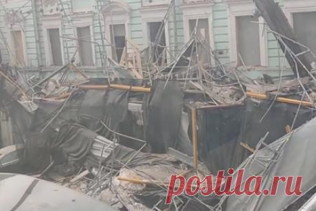 В Госдуме строительные леса рухнули на депутатскую машину. Во внутреннем дворе Государственной думы обрушились строительные леса на автомобиль. «Машина относится к так называемому «депутатскому развозу», это машины, которые прикреплены к депутатам Госдумы», — сообщили в профсоюзе работников учреждений Управделами президента России.