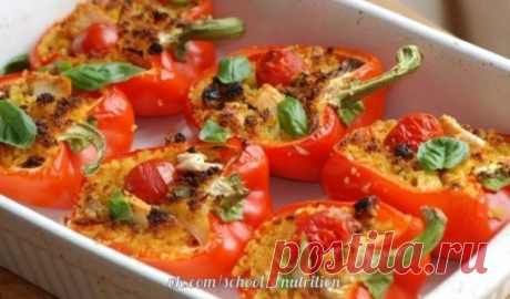 Курица в перце. Вкуснятина!!!
на 100грамм - 71.56 ккалБ/Ж/У - 9.1/2.24/3.35

Ингредиенты: 

Филе курицы - 300 г 

Болгарский перец – 4 шт 

Помидор - 3 шт 

Лук зеленый - 3 г 

Йогурт без добавок- 2 ст. л 

Сыр - 150 г 

Специи - по вкусу 

Укроп - по вкусу 

Соль, перец - по вкусу

Приготовление: 

Чистим перцы от внутренностей. Для начинки нарезаем куриное филе небольшими кусочками. 

С помидор отделить шкурку, окунув их в кипяток, и нарезать на маленькие кубики. 

Нарез...