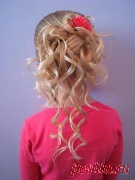 Оригинальная праздничная причёска для девочки