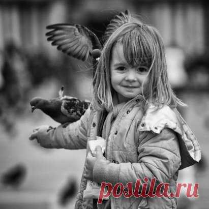 ПОУЧИТЕЛЬНЫЙ СЛУЧАЙ!
В очереди передо мной женщина с дочкой. Девочке лет пять.
- Мам, можно я сама выложу продукты на ленту? - спрашивает она. Очень хочет помочь.
Мама нервничает, может, опаздывают куда, может, просто не выспалась.
- Давай, только быстрее... - говорит она дочке рассеянно.
Девочка со всей страстью начинает метать продукты из тележки на ленту. Спешит. Мама доверила такое дело! Надо оправдать ожидания!
И вдруг...
Пакет с пшеном падает на пол, и лопается. Пшено почти не высыпалос