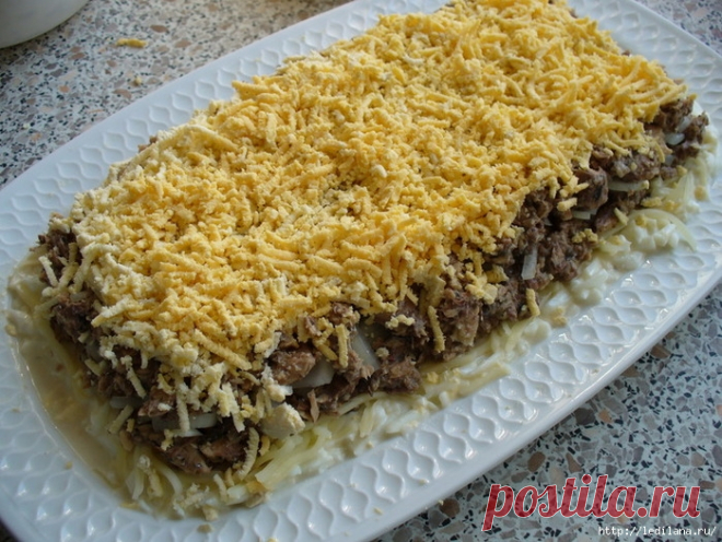 Слоеный салат с жареными грибами, яйцами и сыром