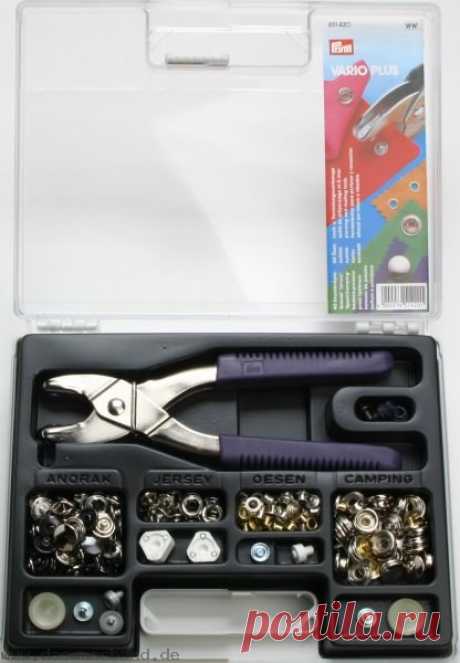 Просто невозможно удержаться, чтобы не проставить везде люверсы и кнопочки. Проверено!)) Самый популярный набор в  магазине Швеймаркет - PRYM 651420 Vario PLUS
.
В набор входят (набор пополняемый):
. щипцы, насадки для отверстий и скрепления
. 10 кнопок анорак 15 мм, серебристый цвет (Пополнение: арт.№ 390 321) .
10 кнопок анорак 15 мм, черный цвет (Пополнение: арт.№ 390 327) .
10 кнопок спорт & кэмпинг 15 мм, серебристый цвет (Пополнение: арт.№ 390 202) .
10 кнопок джерси...