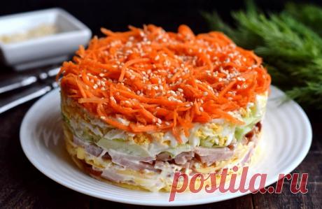 Салат Выручалочка из простых продуктов Салат Выручалочка готовится очень быстро и просто, всегда выручит при неожиданном приходе гостей. Он выкладывается слоями с помощью формовочного кольца. Из ветчины и сыра форматируем четыре слоя подряд, сверху укладываем свежие огурцы и яйца, в завершении салат украшаем морковью по-корейски. Огурцы и морковь делают салат сочным со свежим вкусом и ароматом. Для пикантности в майонезную заправку добавляем немного дижонской горчицы. Сала...