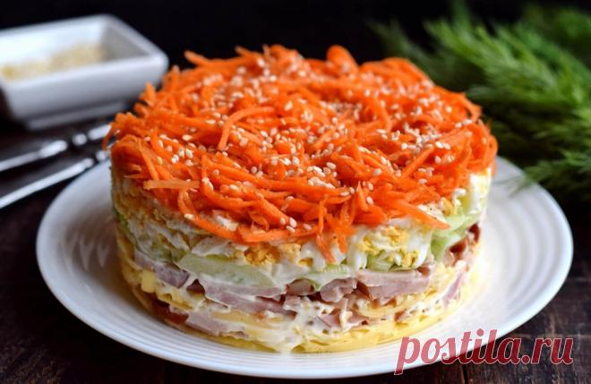 Салат Выручалочка из простых продуктов Салат Выручалочка готовится очень быстро и просто, всегда выручит при неожиданном приходе гостей. Он выкладывается слоями с помощью формовочного кольца. Из ветчины и сыра форматируем четыре слоя подряд, сверху укладываем свежие огурцы и яйца, в завершении салат украшаем морковью по-корейски. Огурцы и морковь делают салат сочным со свежим вкусом и ароматом. Для пикантности в майонезную заправку добавляем немного дижонской горчицы. Сала...