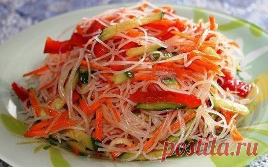 Салат с фунчозой и овощами. 
Ингредиенты:
200 г. лапши прозрачной рисовой
3 шт. болгарского перца разного цвета
2 моркови
3-4 зубчика чеснока
масло растительное
1 огурец свежий
соль
соевый соус
Приготовление:
Лапшу надо сначала залить холодной водой и оставить постоять 10 мин., слить холодную воду, затем залить кипятком на 5 мин. и слить кипяток, промыть лапшу под проточной водой. Даем стечь.
Морковь и перец нарезать соломкой, пассировать на растительном масле до мягкости, но так, чтобы перец