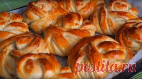 Воздушные сладкие булочки: вкус, возвращающий в детство Вкусные и воздушные сладкие булочки в моей семье больше всего любят с молоком: и дети, и муж. После выпекания их можно посыпать сахарной пудрой для вкуса и украшения. Также можно поэкспериментировать и попробовать приготовить их с какой-нибудь сладкой начинкой.